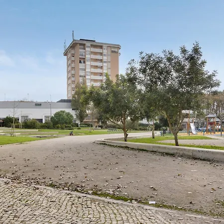 Spacious T3 Near Апартаменты Эшторил